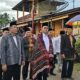 Anggota Komisi XI Gus Irawan Pasaribu disambut secara adat di Angkola Timur Tapsel. (Waspada/Ist)