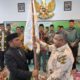 Ketua ICMI Aceh, Taqwaddin, menyerahkan pataka dalam Pelantikan ICMI Aceh Timur di Aula Serbaguna Idi, Sabtu (8/9). Waspada/Muhammad Ishak