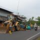 TAMPAK alat berat bekerja melakukan penggalian pelebaran dengan struktur bahu Jalinsum Labuhan Ruku, Kecamatan Talawi, Batubara. Waspada/Iwan Has