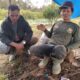 KETUA Kelompok Tani Hutan Marsiurupan Dair, Desa Parbuluan I Rahman Sinaga(kanan) saat ditemui di ladangnya, Sabtu(7/9).Waspada/Kartolo Munte