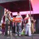 Plt Sekdakot Langsa, Suryatno, saat menyerahkan hadiah kepada para pemenang dalam lomba festival Pesona Pesisir Timur Aceh di Lapangan Merdeka Langsa, Minggu (8/9) malam dibawah guyuran hujan. Waspada/Rapian