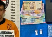 Tim Opsnal Unit 1 Sat Resnarkoba meringkus terduga pelaku seorang residivis, pria J, 39, alias JW di rumahnya di Jl. Bola Kaki, Gg. Langgar, Kel. Banjar, Kec. Siantar Barat, Sabtu (7/9) pukul 07:00, karena memiliki narkotika jenis sabu-sabu dan menyita barang bukti sabu dan uang penjualan sabu darinya.(Waspada-Ist).