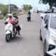 Sejumlah kendaraan sedang melaju turun dari atas Oprit Jembatan Krueng Tukah, Kota Sigli, Kabupaten Pidie, Kamis (9/9). Waspada/ Muhammad Riza