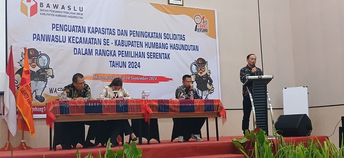 KETUA Bawaslu Humbahas, Henri W Pasaribu, S.Th menyampaikan sambutan dalam pembukaan kegiatan penguatan kapasitas dan peningkatan soliditas bagi Panwaslu Kecamatan se-Kabupaten Humbahas. Waspada/Andi Siregar