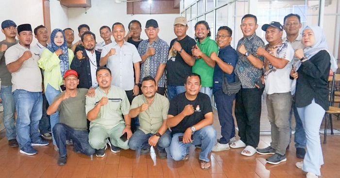Kapolres Padangsidimpuan AKBP Dr. Wira Priyatna dan para Kasat bersama insan pers. (Waspada/Ist