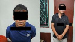 Pelaku DFA alias Dani (kaos biru) dan H (kaos hitam) saat dibawa ke Mapolsek Tanahjawa.(Waspada/ist)