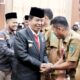 Usai pelantikan, Bupati Simalungun Radiapoh H Sinaga menyalami para pengurus AKSI Kab. Simalungun, Kamis (12/9).(Waspada/ist).