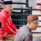 Paslon Bupati/Wakil Bupati Pidie H Sarjani Abdullah - Al Azaizi, bersama ratusan simpatisan, kader Partai Aceh larut dalam doa di kediaman ulama kharismatik Aceh, Almarhum Tu SOP, Kamis (12/9). Waspada/ Muhammad Riza