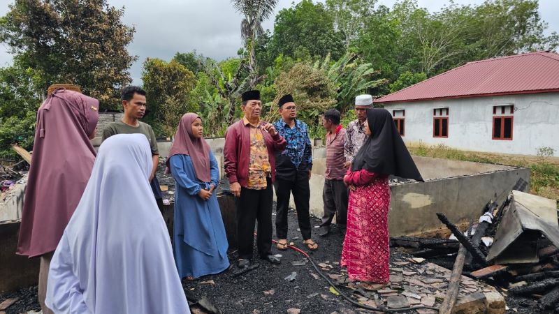 Didatangi Tim BAGUSI Tapsel, Korban Kebakaran Aek Bilah Teteskan Air Mata Didatangi Tim BAGUSI Tapsel, Korban Kebakaran Aek Bilah Teteskan Air Mata
