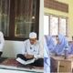 Kepala SMA Negeri 3 Putra Bangsa Lhoksukon, Aceh Utara Zulkifli, M.Pd menjadi pengajar Al-Qur'an saat launching pengajian pagi prapembelajaran, beberapa waktu lalu (kiri) dan para siswa yang sedang menyimak bacaan Al-Qur'an, Selasa (24/4). Waspada/ist