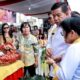 Bupati Simalungun, Radiapoh H Sinaga, didampingi Ketua TP PKK Ny Ratnawati RHS, saat meninjau stand Bazar Pangan Panen Petani di Lapangan Bolakaki Rambung Merah Kec. Siantar, Kab. Simalungun, Selasa (03/09).(Waspada/ist).