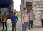 Personel Polres Simalungun bersama komisioner KPU Saat mengawasi penurunan logistik Pilkada 2024 di gudang KPU Simalungun, Kamis (26/9).(Waspada/ist).