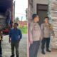 Personel Polres Simalungun bersama komisioner KPU Saat mengawasi penurunan logistik Pilkada 2024 di gudang KPU Simalungun, Kamis (26/9).(Waspada/ist).