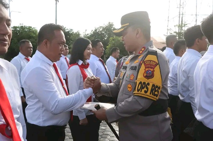 Kapolres Batubara AKBP Taufiq Hidayat Thayeb memberikan penghargaan kepada anggota Sat Narkoba yang berhasil mengungkap kasus di wilayah hukum Polres Batubara. Waspada/Ist