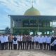 Kapolsek Siantar Barat Polres Pematangsiantar Ipda Gagas Dewanta (duapuluh kanan depan) pose bersama Kepala MAN Lintong Sirait (duapuluh satu kanan depan) dan lainnya setelah menjadi pembina upacara di MAN, Jl. Singosari, Senin (9/9).(Waspada-Ist).