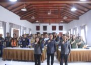 KETUA dan Anggota Bawaslu Humbahas, Henri Pasaribu (tengah), Eduart Bert Sianturi dan Efrida Purba foto bersama dengan peserta sosialisasi pengawasan partisipatif. Waspada/Ist