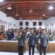 KETUA dan Anggota Bawaslu Humbahas, Henri Pasaribu (tengah), Eduart Bert Sianturi dan Efrida Purba foto bersama dengan peserta sosialisasi pengawasan partisipatif. Waspada/Ist