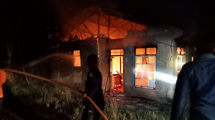 Tampak petugas Damkar saat melakukan pemadaman rumah warga di Gampong Kappa, Kecamatan Langsa Timur, Selasa (10/9) malam. Waspada/Ist