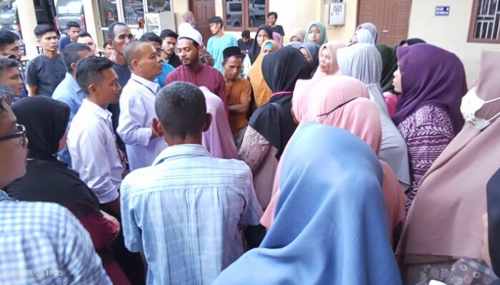 Puluhan Warga Matang Cengai Datangi Polres Langsa Minta Mantan Geuchik, Tengku Imam Dibebaskan