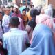 Terlihat masyarakat Gampong Matang Cengai Kecamatan Langsa Timur saat mendatangi Mapolres Langsa, Senin (9/9) sore. Waspada/dede