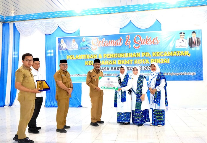 Wali kota menyerahkan bantuan kepada Pengurus BKMT Kota Binjai.(Waspada/Ist)