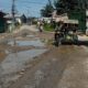Salah satu titik ruas jalan Kampung Paya Bedi,Kecamatan Rantau, Kabupaten Aceh Tamiang yang rusak parah dan butuh perbaikan dari pemerintah daerah,Selasa (10/9).(Waspada/Yusri).