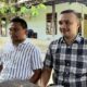 Dr Desra Novianto didampingi Warman SE saat dikonfirmasi Waspada.id di Desa Kampong Baru Singkil Utara, Senin (10/9/2024). Waspada/Arief