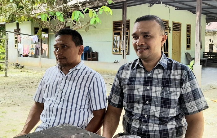 Dr Desra Novianto didampingi Warman SE saat dikonfirmasi Waspada.id di Desa Kampong Baru Singkil Utara, Senin (10/9/2024). Waspada/Arief