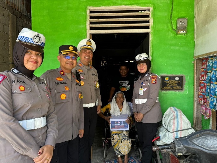 Satlantas Polres Abdya menyalurkan bantuan sembako kepada warga kurang mampu, dalam menyemarakkan HUT Ke 69 Lalulintas. Selasa (10/9).Waspada/Syafrizal