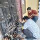 Tim Inafis Satreskrim Polres Aceh Timur melakukan olah TKP terkait kebakaran Kantor Camat Darul Falah di Aceh Timur, Selasa (10/9). Waspada/Muhammad Ishak