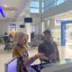 Customer Service, Novi Wahyu Sucianti lagi mengedukasi nasabah.Waspada/Ist