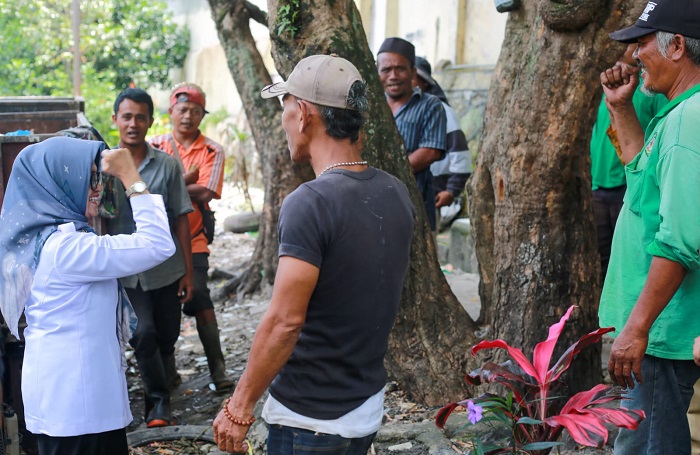 Wali Kota Pematangsiantar Susanti Dewayani (paling kiri) bertemu dan berinteraksi dengan petugas kebersihan Kec. Siantar Barat di TPSS, Jl. Kasti, Kel. Banjar, Rabu (11/9) siang.(Waspada-Ist).