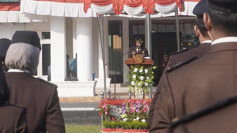 Kajari Sergai Rufina Ginting saat menyampaikan amanat Jaksa Agung RI ST Burhanuddin saat upacara peringatan hari lahir ke 79 Kejaksaan RI, Senin (2/9) di halaman Kejari setempat di Desa Firdaus Kec.Sei Rampah. (Waspada/Ist)