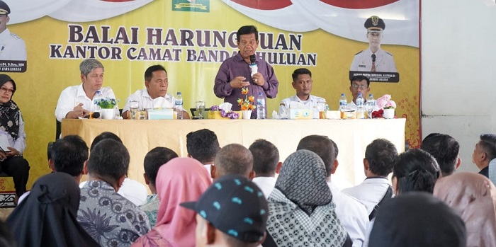 Bupati Simalungun Radiapoh H Sinaga saat menghadiri Rakor di Balai Harungguan Kantor Camat Bandar Huluan, Rabu (11/9).(Waspada/ist).