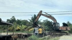 Alat berat terlihat sudah kembali bekerja melakukan pembongkaran jembatan lama, Senin (12/9/2024) sekitar pukul. 10:56 WIB namun terlihat belum terpasang papan proyek. WASPADA/Ariefh