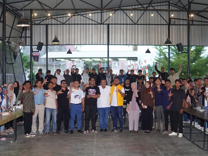Calon Wali Kota Lhokseumawe periode 2024-2029 H Fathani foto bersama dengan kaum milenial Kota Lhokseumawe. Waspada/Maimun Asnawi
