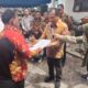 SAUT Ujung (kiri) menyerahkan surat tanah untuk pembangunan SMPN 4 Sidikalang kepada Pj Bupati Dairi Surung Charles Bantjin.Waspada/Kartolo Munte.