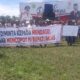 Ratusan warga yang tergabung dalam aliansi masyarakat peduli demokrasi melakukan aksi demonstrasi ke kantor Bupati Palas. (Waspada/Idaham Butar Butar)