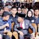 Bupati Simalungun Radiapoh H Sinaga berbincang akrab dengan Ketua Dewan Penasehat AKSI DPD Provinsi Sumatra Utara, Muhammad Bobby Afif Nasution, di halaman kantor Bupati Simalungun di Pamatangraya, Kamis (12/9).(Waspada/ist).