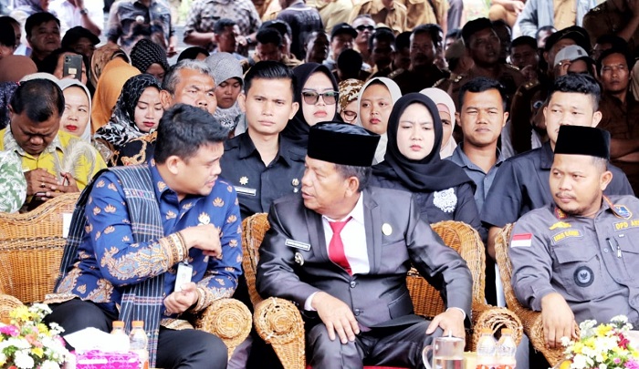 Bupati Simalungun Radiapoh H Sinaga berbincang akrab dengan Ketua Dewan Penasehat AKSI DPD Provinsi Sumatra Utara, Muhammad Bobby Afif Nasution, di halaman kantor Bupati Simalungun di Pamatangraya, Kamis (12/9).(Waspada/ist).