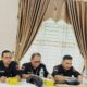 Ketua Panwascam Binjai Timur Fajli (paling kanan) bersama dua komisioner Panwascam lainnya dalam sebuah kegiatan. (Waspada/ist)