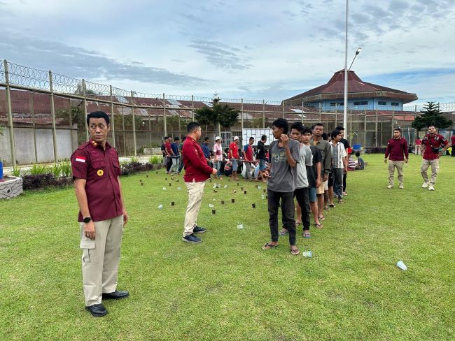 Kalapas Kelas IIA Pematangsiantar, Sukarno Ali turut mengawasi proses pemindahan WBP ke Lapas Narkotika Dan Lapas Pemuda Langkat, Kamis (12/9).(Waspada/ist).