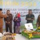 Wakil Bupati Kab. Labusel, H. Ahmad Padly Tanjung memberikan suapan tumpeng kepada Kajari Labusel, Bayu Setyo Pratomo pada peringatan Hari Lahir Kejaksaan RI, Senin (2/9/2024). Waspada/Deni Daulay