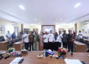 Pj Wali Kota Banda Aceh, Ade Surya serta Kepala BPKK Banda Aceh dan jajaran foto bersama usai pembukaan FGD Standar Pelayanan BPKK. (Waspada/Zafrullah)