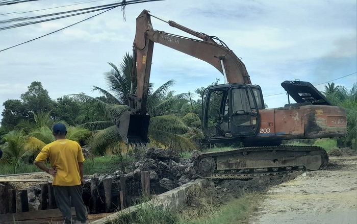 Pekerjaan alat berat di lokasi Simpang DAS Kecamatan Singkil yang melakukan pembongkaran jembatan lama, Kamis (13/9). WASPADA/Ariefh