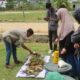 Tim Dosen Fakultas Keguruan dan Ilmu Pendidikan Universitas Samudra saat melakukan edukasi peduli lingkungan mengenai sampah dan penanggulangannya serta pelatihan pengomposan sampah organik limbah rumah tangga dengan menggunakan compost-bin fermenter di Desa Matang Sentang, Kecamatan Seruway Kabupaten Aceh Tamiang. Waspada/ist
