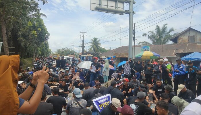 Warga 4 Kecamatan Demo Jalan Rusak