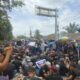 Warga empat kecamatan di Asahan (Pulo Bandring, Tinggi Raja, Setia Janji, Buntu Pane) unjuk rasa jalan Kisaran-Simalungun. Waspada/Bustami CP