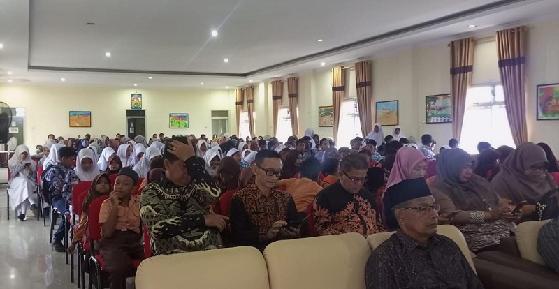 Ratusan Pelajar SD Dan SMP Terima Beasiswa PIP Ratusan Pelajar SD Dan SMP Terima Beasiswa PIP