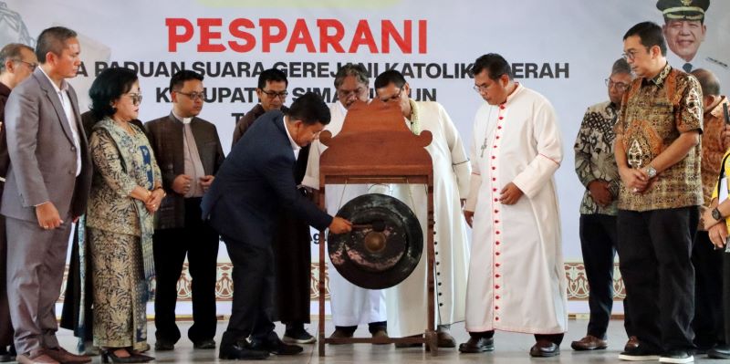 Bupati Simalungun Radiapoh H Sinaga didampingi Uskup Agung Medan Mgr Kornelius Sipayung OFM Cap, membuka acara Pesparani ditandai dengan pemukulan gong, Sabtu (31/8).(Waspada/ist).